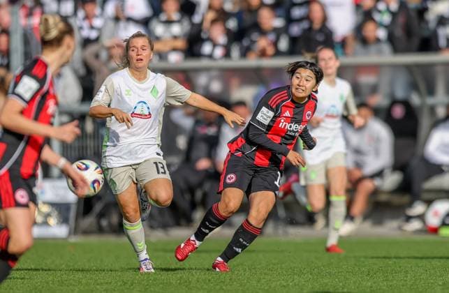 DEU, Frankfurt, Eintracht Frankfurt vs Werder Bremen, Google Pixel Frauen Bundesliga, DFB, Saison 2526, Stadion am Bretanobad, 7 Spieltag im Bild f l n r Ricarda Walkling Werder Bremen 13 , Remina Chiba Eintracht Frankfurt 15 DFB DFL REGULATIONS PROHIBIT ANY USE OF PHOTOGRAPHS AS IMAGE SEQUENCES AND OR QUASI VIDEO, 19 10 2025 Copyright: HMBxMedia HendrikxHamelau