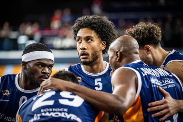 Rostock, Germany October 19, 2025 1 BBL 2025 2026 Rostock Seawolves vs Science City Jena In the picture 3 from left D Shawn Schwartz ROSTOCK SEAWOLVES with his teammates, Copyright: xFotostandx xVoelkerx