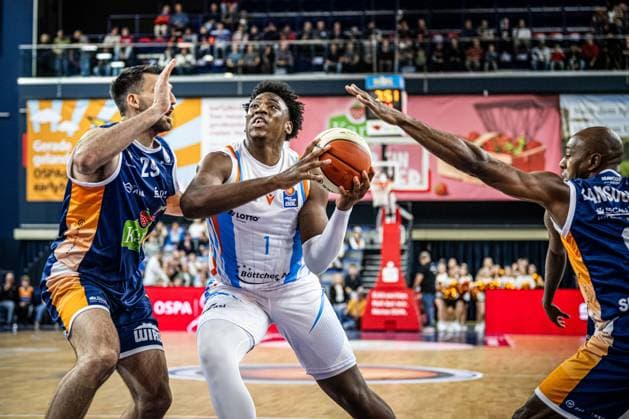 Rostock, Germany October 19, 2025 1 BBL 2025 2026 Rostock Seawolves vs Science City Jena In the picture from left in the duel Owen Klassen ROSTOCK SEAWOLVES and Great Osobor Science City Jena Copyright: xFotostandx xVoelkerx