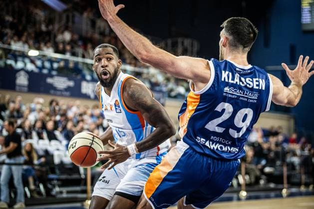 Rostock, Germany October 19, 2025 1 BBL 2025 2026 Rostock Seawolves vs Science City Jena In the picture from left in the duel Naz Bohannon Science City Jena and Owen Klassen ROSTOCK SEAWOLVES Copyright: xFotostandx xVoelkerx