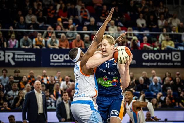 Rostock, Germany October 19, 2025 1 BBL 2025 2026 Rostock Seawolves vs Science City Jena In the picture from left in the duel Chris Carter Science City Jena and Bent Leuchten ROSTOCK SEAWOLVES Copyright: xFotostandx xVoelkerx