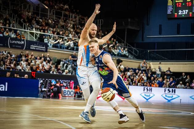 Rostock, Germany 19 October 2025 1 BBL 2025 2026 Rostock Seawolves vs Science City Jena In the picture from left in the duel Robin Christen Science City Jena and Lukasz Kolenda ROSTOCK SEAWOLVES Copyright: xFotostandx xVoelkerx