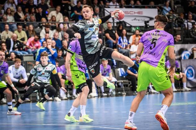 Mathias Gidsel Fuechse Berlin, 19 Jump into the circle, left covered Patrick Zieker TVB Stuttgart, 25 and right Antonio Serradilla TVB Stuttgart, 05 GER, TVB 1898 Stuttgart Fuechse Berlin, DAIKIN HBL, Handball, Bundesliga, Matchday 9, Season 2025 2026, 19 10 2025 GER, TVB 1898 Stuttgart Fuechse Berlin, DAIKIN HBL, Handball, Bundesliga, Matchday 9, Season 2025 2026, 19 10 2025 Stuttgart Copyright: xSandyxDinkelackerx EP_SDR