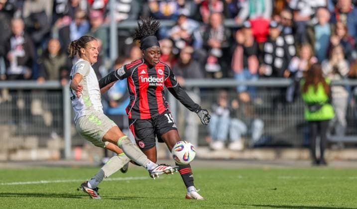 DEU, Frankfurt, Eintracht Frankfurt vs Werder Bremen, Google Pixel Frauen Bundesliga, DFB, Saison 2526, Stadion am Bretanobad, 7 Spieltag im Bild f l n r Hanna NÃ meth Werder Bremen 23 , Nicole Anyomi Eintracht Frankfurt 19 , Zweikampf, Torchance DFB DFL REGULATIONS PROHIBIT ANY USE OF PHOTOGRAPHS AS IMAGE SEQUENCES AND OR QUASI VIDEO, 19 10 2025 Copyright: HMBxMedia HendrikxHamelau