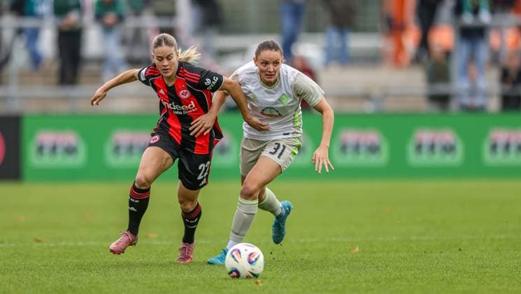 DEU, Frankfurt, Eintracht Frankfurt vs Werder Bremen, Google Pixel Frauen Bundesliga, DFB, Saison 2526, Stadion am Bretanobad, 7 Spieltag im Bild f l n r Nadine Riesen Eintracht Frankfurt 22 , Verena Wieder Werder Bremen 31 , Zweikampf DFB DFL REGULATIONS PROHIBIT ANY USE OF PHOTOGRAPHS AS IMAGE SEQUENCES AND OR QUASI VIDEO, 19 10 2025 Copyright: HMBxMedia HendrikxHamelau