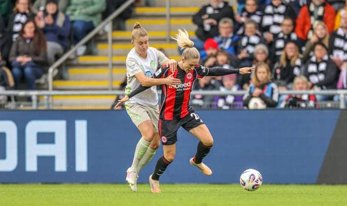 DEU, Frankfurt, Eintracht Frankfurt vs Werder Bremen, Google Pixel Frauen Bundesliga, DFB, Saison 2526, Stadion am Bretanobad, 7 Spieltag im Bild f l n r Michelle Ulbrich Werder Bremen 5 , Rebecka Blomqvist Eintracht Frankfurt 28 , Zweikampf DFB DFL REGULATIONS PROHIBIT ANY USE OF PHOTOGRAPHS AS IMAGE SEQUENCES AND OR QUASI VIDEO, 19 10 2025 Copyright: HMBxMedia HendrikxHamelau