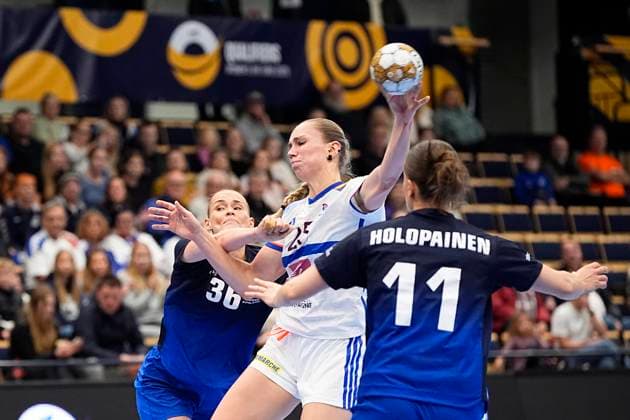 Emma Jacques of France, Ellen Voutilainen of Finland and Ella Holopainen of Finland during the Women™s handball EHF EURO 2026 Qualifier match between Finland and France at the Energia Areena on 19. October 2025 in Vantaa, Finland. (Kalle Parkkinen Newspix24)  Copyright: xKallexParkkinenx kp19102025_17026