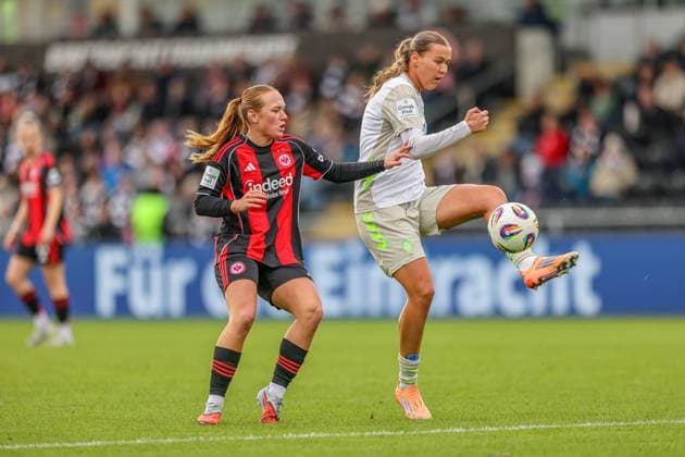 DEU, Frankfurt, Eintracht Frankfurt vs Werder Bremen, Google Pixel Frauen Bundesliga, DFB, Saison 2526, Stadion am Bretanobad, 7 Spieltag im Bild f l n r Lisanne Gräwe Eintracht Frankfurt 8 , Larissa Mühlhaus Werder Bremen 7 DFB DFL REGULATIONS PROHIBIT ANY USE OF PHOTOGRAPHS AS IMAGE SEQUENCES AND OR QUASI VIDEO, 19 10 2025 Copyright: HMBxMedia HendrikxHamelau