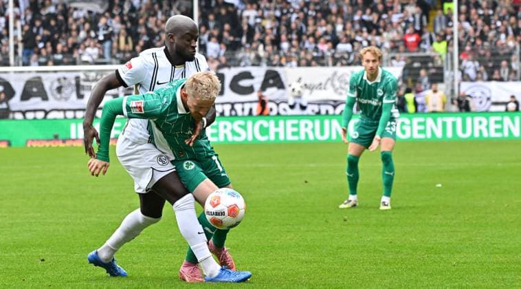 19 10 2025 Soccer Season 2025 2026 2 Soccer Bundesliga 09 Matchday SV Elversberg SVE SpVgg Greuther Fürth Kleeblatt Sportfoto Zink MeZi xmeoxzix DFL regulations prohibit any use of photographs as image sequences and or quasi video only for editorial use Amara Conde 6, SV Elversberg Jomaine Consbruch 14, SpVgg Greuther Fürth, right