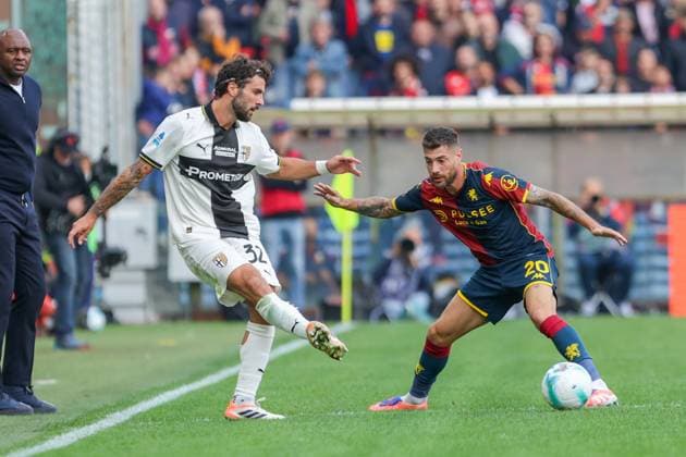 GenoaÕs Stefano Sabelli fights for the ball with ParmaÕs Patrick Cutrone during the Serie A soccer match between Genoa and Parma at the Luigi Ferraris Stadium in Genoa, Italy - Sunday, October 19, 2025. - Soccer .  Copyright: xTanoxPecoraro LaPressex