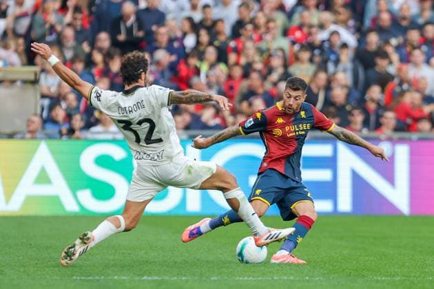 GenoaÕs Stefano Sabelli in action during the Serie A soccer match between Genoa and Parma at the Luigi Ferraris Stadium in Genoa, Italy - Sunday, October 19, 2025. - Soccer .  Copyright: xTanoxPecoraro LaPressex