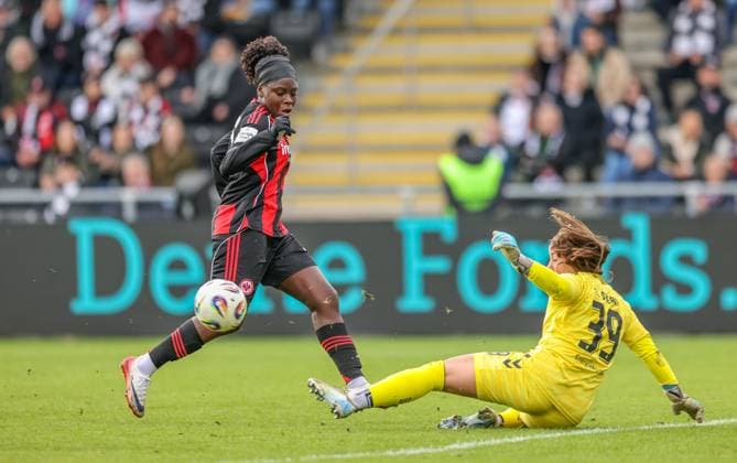 DEU, Frankfurt, Eintracht Frankfurt vs Werder Bremen, Google Pixel Frauen Bundesliga, DFB, Saison 2526, Stadion am Bretanobad, 7 Spieltag im Bild f l n r Nicole Anyomi Eintracht Frankfurt 19 , Mariella El Sherif Werder Bremen 39 , Torchance DFB DFL REGULATIONS PROHIBIT ANY USE OF PHOTOGRAPHS AS IMAGE SEQUENCES AND OR QUASI VIDEO, 19 10 2025 Copyright: HMBxMedia HendrikxHamelau
