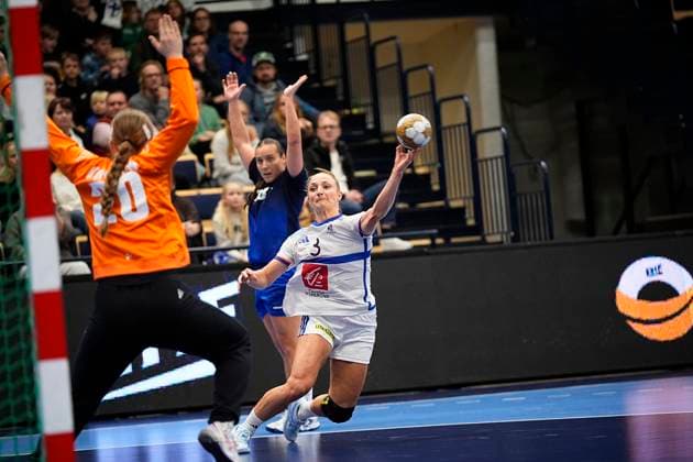 Alicia Toublanc of France and Ilona Kosonen of Finland during the Women™s handball EHF EURO 2026 Qualifier match between Finland and France at the Energia Areena on 19. October 2025 in Vantaa, Finland. (Kalle Parkkinen Newspix24)  Copyright: xKallexParkkinenx kp19102025_17032