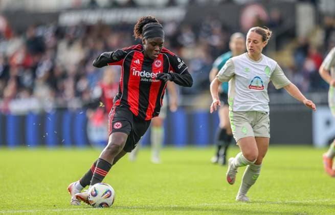 DEU, Frankfurt, Eintracht Frankfurt vs Werder Bremen, Google Pixel Frauen Bundesliga, DFB, Saison 2526, Stadion am Bretanobad, 7 Spieltag im Bild f l n r Nicole Anyomi Eintracht Frankfurt 19 , Chiara D Angelo Werder Bremen 2 DFB DFL REGULATIONS PROHIBIT ANY USE OF PHOTOGRAPHS AS IMAGE SEQUENCES AND OR QUASI VIDEO, 19 10 2025 Copyright: HMBxMedia HendrikxHamelau