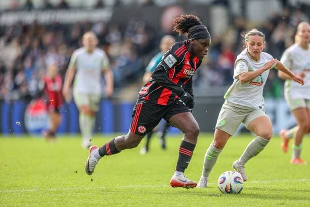 DEU, Frankfurt, Eintracht Frankfurt vs Werder Bremen, Google Pixel Frauen Bundesliga, DFB, Saison 2526, Stadion am Bretanobad, 7 Spieltag im Bild f l n r Nicole Anyomi Eintracht Frankfurt 19 , Chiara D Angelo Werder Bremen 2 DFB DFL REGULATIONS PROHIBIT ANY USE OF PHOTOGRAPHS AS IMAGE SEQUENCES AND OR QUASI VIDEO, 19 10 2025 Copyright: HMBxMedia HendrikxHamelau