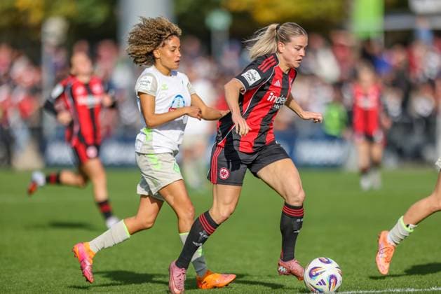 DEU, Frankfurt, Eintracht Frankfurt vs Werder Bremen, Google Pixel Frauen Bundesliga, DFB, Saison 2526, Stadion am Bretanobad, 7 Spieltag im Bild f l n r Amira Arfaoui Werder Bremen 8 , Nadine Riesen Eintracht Frankfurt 22 DFB DFL REGULATIONS PROHIBIT ANY USE OF PHOTOGRAPHS AS IMAGE SEQUENCES AND OR QUASI VIDEO, 19 10 2025 Copyright: HMBxMedia HendrikxHamelau