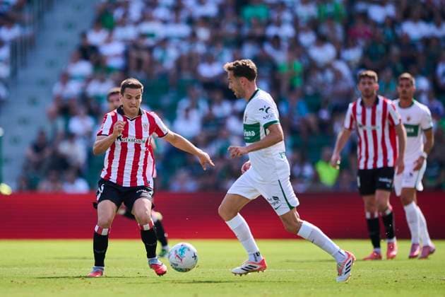 October 19, 2025, Elche, Alicante, Spain: Marc Aguado of Elche CF competes for the ball with Inigo Ruiz de Galarreta of Athletic Club de Bilbao during the Spanish League, LaLiga EA Sports, football match played between Elche CF and Athletic Club Bilbao at Estadio Manuel Martinez Valero on October 19, 2025 in Elche, Alicante, Spain. Elche Spain - ZUMAa181 20251019_zaa_a181_006 Copyright: xFranciscoxMaciax