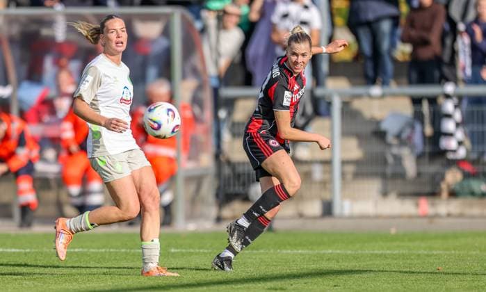 DEU, Frankfurt, Eintracht Frankfurt vs Werder Bremen, Google Pixel Frauen Bundesliga, DFB, Saison 2526, Stadion am Bretanobad, 7 Spieltag im Bild f l n r Juliane Wirtz Werder Bremen 28 kann die Flanke von Laura Freigang Eintracht Frankfurt 10 nicht verhindern DFB DFL REGULATIONS PROHIBIT ANY USE OF PHOTOGRAPHS AS IMAGE SEQUENCES AND OR QUASI VIDEO, 19 10 2025 Copyright: HMBxMedia HendrikxHamelau