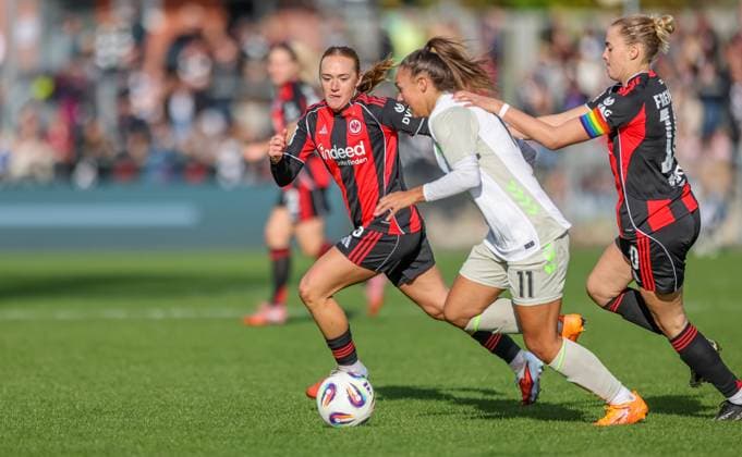 DEU, Frankfurt, Eintracht Frankfurt vs Werder Bremen, Google Pixel Frauen Bundesliga, DFB, Saison 2526, Stadion am Bretanobad, 7 Spieltag im Bild f l n r Lisanne Gräwe Eintracht Frankfurt 8 , Maja Sternad Werder Bremen 11 DFB DFL REGULATIONS PROHIBIT ANY USE OF PHOTOGRAPHS AS IMAGE SEQUENCES AND OR QUASI VIDEO, 19 10 2025 Copyright: HMBxMedia HendrikxHamelau