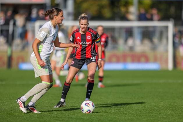 DEU, Frankfurt, Eintracht Frankfurt vs Werder Bremen, Google Pixel Frauen Bundesliga, DFB, Saison 2526, Stadion am Bretanobad, 7 Spieltag im Bild f l n r Hanna NÃ meth Werder Bremen 23 , Laura Freigang Eintracht Frankfurt 10 DFB DFL REGULATIONS PROHIBIT ANY USE OF PHOTOGRAPHS AS IMAGE SEQUENCES AND OR QUASI VIDEO, 19 10 2025 Copyright: HMBxMedia HendrikxHamelau