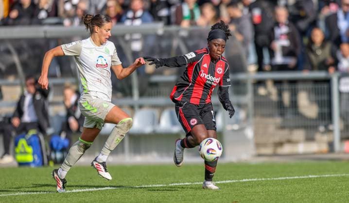 DEU, Frankfurt, Eintracht Frankfurt vs Werder Bremen, Google Pixel Frauen Bundesliga, DFB, Saison 2526, Stadion am Bretanobad, 7 Spieltag im Bild f l n r Hanna NÃ meth Werder Bremen 23 , Nicole Anyomi Eintracht Frankfurt 19 , Zweikampf, Torchance DFB DFL REGULATIONS PROHIBIT ANY USE OF PHOTOGRAPHS AS IMAGE SEQUENCES AND OR QUASI VIDEO, 19 10 2025 Copyright: HMBxMedia HendrikxHamelau