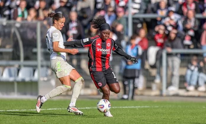 DEU, Frankfurt, Eintracht Frankfurt vs Werder Bremen, Google Pixel Frauen Bundesliga, DFB, Saison 2526, Stadion am Bretanobad, 7 Spieltag im Bild f l n r Hanna NÃ meth Werder Bremen 23 , Nicole Anyomi Eintracht Frankfurt 19 , Zweikampf, Torchance DFB DFL REGULATIONS PROHIBIT ANY USE OF PHOTOGRAPHS AS IMAGE SEQUENCES AND OR QUASI VIDEO, 19 10 2025 Copyright: HMBxMedia HendrikxHamelau