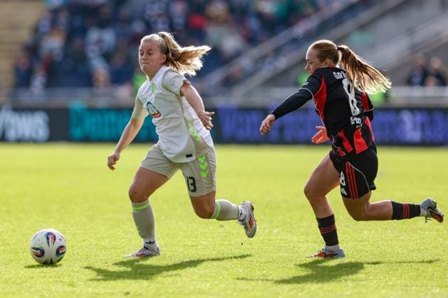 from left Ricarda Walkling SV Werder Bremen, 13 and Lisanne Gräwe Eintracht Frankfurt, 8 in a duel, dynamic, action, action, game scene, THE DFB GUIDELINES PROHIBIT ANY USE OF PHOTOGRAPHS AS IMAGE SEQUENCES AND OR QUASI VIDEO DFB REGULATIONS PROHIBIT ANY USE OF PHOTOGRAPHS AS IMAGE SEQUENCES AND OR QUASI VIDEO , 19 10 2025, Frankfurt am Main Germany , Football, Google Pixel Women Bundesliga, Eintracht Frankfurt SV Werder Bremen xobx