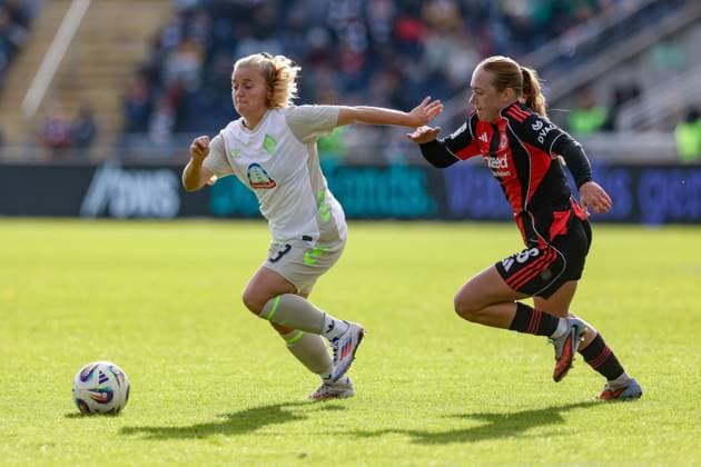 from left Ricarda Walkling SV Werder Bremen, 13 and Lisanne Gräwe Eintracht Frankfurt, 8 in a duel, dynamic, action, action, game scene, THE DFB GUIDELINES PROHIBIT ANY USE OF PHOTOGRAPHS AS IMAGE SEQUENCES AND OR QUASI VIDEO DFB REGULATIONS PROHIBIT ANY USE OF PHOTOGRAPHS AS IMAGE SEQUENCES AND OR QUASI VIDEO , 19 10 2025, Frankfurt am Main Germany , Football, Google Pixel Women Bundesliga, Eintracht Frankfurt SV Werder Bremen xobx
