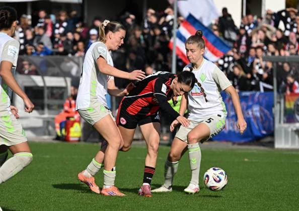 19 10 2025, xsltx, Soccer Google Pixel Women Bundesliga, Eintracht Frankfurt Werder Bremen v l Juliane Wirtz Werder Bremen , Ereleta Memeti Eintracht Frankfurt , Michelle Ulbrich Werder Bremen DFL DFB REGULATIONS PROHIBIT ANY USE OF PHOTOGRAPHS as IMAGE SEQUENCES and or QUASI VIDEO