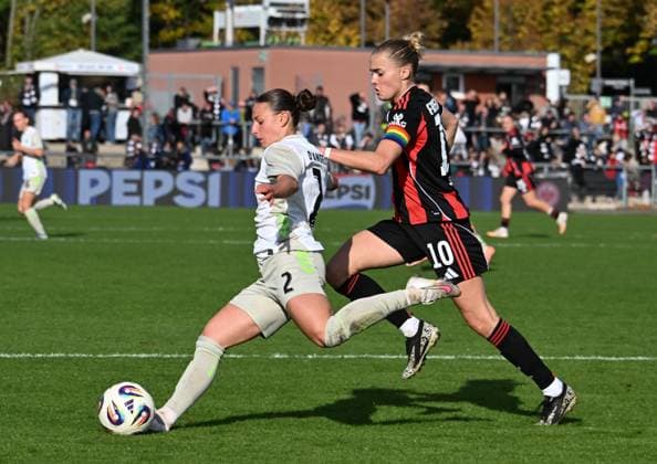 19 10 2025, xsltx, Soccer Google Pixel Women Bundesliga, Eintracht Frankfurt Werder Bremen v l Chiara D Angelo Werder Bremen , Laura Freigang Eintracht Frankfurt DFL DFB REGULATIONS PROHIBIT ANY USE OF PHOTOGRAPHS as IMAGE SEQUENCES and or QUASI VIDEO