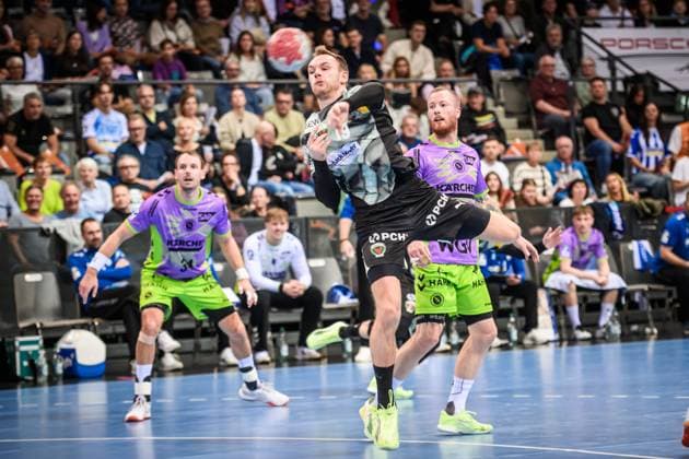 Mathias Gidsel Fuechse Berlin, 19 behind Patrick Zieker TVB Stuttgart, 25 , left still Kai Haefner TVB Stuttgart, 34 GER, TVB 1898 Stuttgart Fuechse Berlin, DAIKIN HBL, Handball, Bundesliga, Matchday 9, Season 2025 2026, 19 10 2025 GER, TVB 1898 Stuttgart Fuechse Berlin, DAIKIN HBL, Handball, Bundesliga, Matchday 9, Season 2025 2026, 19 10 2025 Stuttgart Copyright: xSandyxDinkelackerx EP_SDR