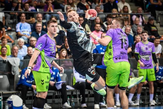 Mathias Gidsel Fuechse Berlin, 19 prevails against Gianfranco Pribetic TVB Stuttgart, 09 , left and Simone Mengon TVB Stuttgart, 15 , right GER, TVB 1898 Stuttgart Fuechse Berlin, DAIKIN HBL, Handball, Bundesliga, Matchday 9, Season 2025 2026, 19 10 2025 GER, TVB 1898 Stuttgart Fuechse Berlin, DAIKIN HBL, Handball, Bundesliga, Matchday 9, Season 2025 2026, 19 10 2025 Stuttgart Copyright: xSandyxDinkelackerx EP_SDR