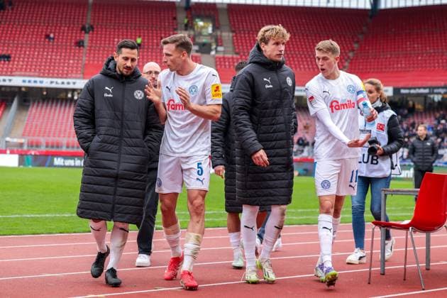 19 10 2025, 2 Bundesliga, Matchday 9, 1 FC Nürnberg Holstein Kiel, f l Steven Skrzybski Holstein Kiel , Carl Johansson Holstein Kiel , Lasse Rosenboom Holstein Kiel , Alexander Bernhardsson Holstein Kiel leave the pitch, Nürnberg Max Morlock Stadion Bayern Germany xRHR PHOTO DEx Copyright: DennisxEwert RHR-FOTOx RHR-FOTO DE