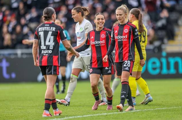DEU, Frankfurt, Eintracht Frankfurt vs Werder Bremen, Google Pixel Frauen Bundesliga, DFB, Saison 2526, Stadion am Bretanobad, 7 Spieltag im Bild Rebecka Blomqvist Eintracht Frankfurt 28 scores the goal for 1 0, Jubel mit ErÃ leta Memeti Eintracht Frankfurt 27 DFB DFL REGULATIONS PROHIBIT ANY USE OF PHOTOGRAPHS AS IMAGE SEQUENCES AND OR QUASI VIDEO, 19 10 2025 Copyright: HMBxMedia HendrikxHamelau