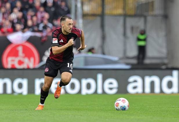 19 10 2025 Soccer Season 2025 2026 2 Soccer Bundesliga 09 Matchday 1 FC Nürnberg FCN Club KSV Holstein Kiel Störche Sportfoto Zink DaMa xdaxmax DFL regulations prohibit any use of photographs as image sequences and or quasi video only for editorial use Julian Justvan 10, 1 FC Nürnberg FCN Freisteller Einzelbild