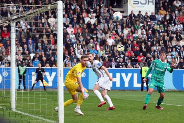 19 10 2025, xrekx, Soccer 2 Bundesliga, SV Elversberg SpVgg Greuther Fuerth v l Goal shot to 6 0 by Florian Le Joncour SV 07 Elversberg Pelle Boevink SpVgg Greuther Fuerth DFL DFB REGULATIONS PROHIBIT ANY USE OF PHOTOGRAPHS as IMAGE SEQUENCES and or QUASI VIDEO Elversberg