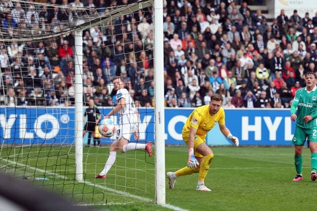 19 10 2025, xrekx, Soccer 2 Bundesliga, SV Elversberg SpVgg Greuther Fuerth v l Goal shot to 6 0 by Florian Le Joncour SV 07 Elversberg Pelle Boevink SpVgg Greuther Fuerth DFL DFB REGULATIONS PROHIBIT ANY USE OF PHOTOGRAPHS as IMAGE SEQUENCES and or QUASI VIDEO Elversberg