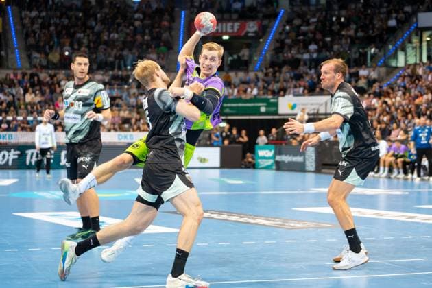 Handball I Men I Season 2025 2026 I Bundesliga I 9 Matchday I TVB Stuttgart Füchse Berlin I 19 10 2025 Torben Matzken 22, TVB Stuttgart defended by Matthes Langhoff 25, Füchse Berlin , right Max Darj 5, Füchse Berlin Stuttgart Porsche Arena Baden Württemberg Germany Copyright: xLobeca MaxxPetershansx