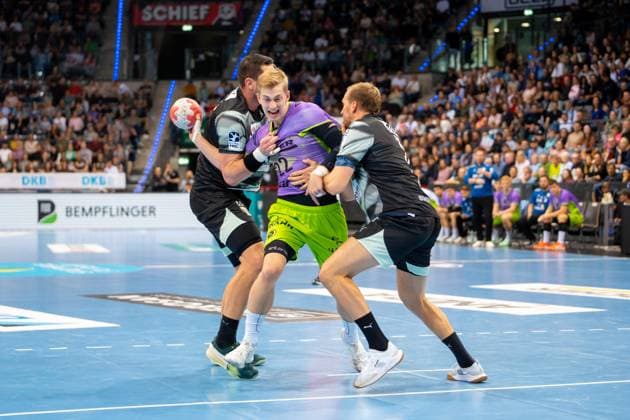 Handball I Men I Season 2025 2026 I Bundesliga I 9 Matchday I TVB Stuttgart Füchse Berlin I 19 10 2025 Torben Matzken 22, TVB Stuttgart with ball defended by Mijajlo Marsenic 93, Füchse Berlin and Max Darj 5, Füchse Berlin Stuttgart Porsche Arena Baden Württemberg Germany Copyright: xLobeca MaxxPetershansx