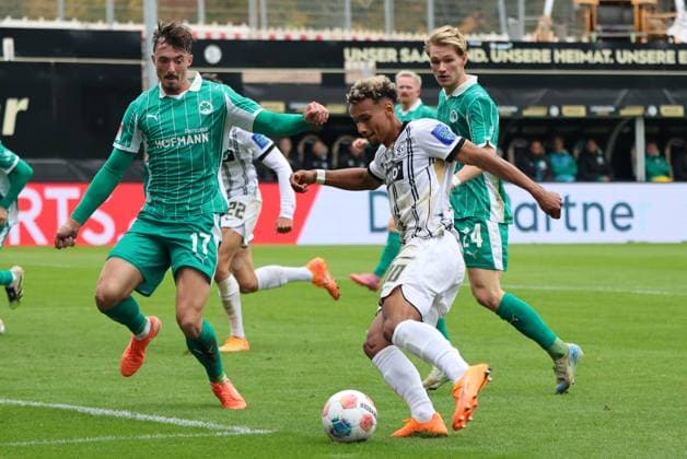 19 10 2025, Football, Men, 2 Bundesliga, Season 2025 2026, SV 07 Elversberg SpVgg Greuther Fürth, Bambase Conte SV 07 Elversberg , Noah König SpVgg Greuther Fürth Elversberg Ursapharm Arena an der Kaiserlinde Saarland Germany EN Copyright: xSebastianxBachx