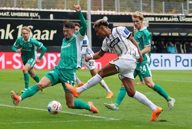 19 10 2025, Football, Men, 2 Bundesliga, Season 2025 2026, SV 07 Elversberg SpVgg Greuther Fürth, Bambase Conte SV 07 Elversberg , Noah König SpVgg Greuther Fürth Elversberg Ursapharm Arena an der Kaiserlinde Saarland Germany EN Copyright: xSebastianxBachx