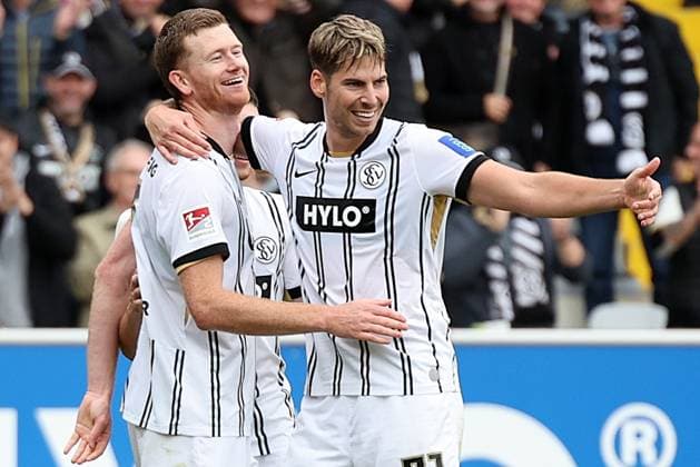 19 10 2025, xrekx, Fußball 2 Bundesliga, SV Elversberg SpVgg Greuther Fuerth v l Torjubel nach dem Tor zum celebrating the goal celebrate 6 0 durch Florian Le Joncour SV 07 Elversberg mit Felix Keidel SV 07 Elversberg Maximilian Rohr SV 07 Elversberg DFL DFB REGULATIONS PROHIBIT ANY USE OF PHOTOGRAPHS as IMAGE SEQUENCES and or QUASI VIDEO Elversberg