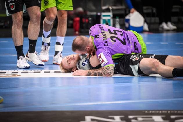 Matthes Langhoff Fuechse Berlin, 25 and Patrick Zieker TVB Stuttgart, 25 are on the floor GER, TVB 1898 Stuttgart Fuechse Berlin, DAIKIN HBL, Handball, Bundesliga, Matchday 9, Season 2025 2026, 19 10 2025 GER, TVB 1898 Stuttgart Fuechse Berlin, DAIKIN HBL, Handball, Bundesliga, Matchday 9, Season 2025 2026, 19 10 2025 Stuttgart Copyright: xSandyxDinkelackerx EP_SDR