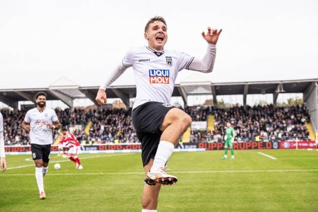 Soccer, Season 2025 2026, 3 Liga, Donaustadion Ulm, 11 Matchday, SSV Ulm 1846 Football FC Energie Cottbus, 19 10 2025 19 10 2025, Soccer, Season 2025 2026, 3 Liga, Donaustadion Ulm, 11 Matchday, SSV Ulm 1846 Football FC Energie Cottbus, Goal celebration joy after goal goal shot to 1 1 by 28 Max Scholze SSV Ulm 1846 Football Photo Lucca Fundel Ulm Donaustadion Baden Württemberg Germany