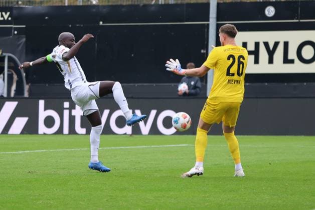 19 10 2025, Football, Men, 2 Bundesliga, Season 2025 2026, SV 07 Elversberg SpVgg Greuther Fürth, Amara Conde SV 07 Elversberg , Pelle Boevink SpVgg Greuther Fürth Elversberg Ursapharm Arena an der Kaiserlinde Saarland Germany EN Copyright: xSebastianxBachx