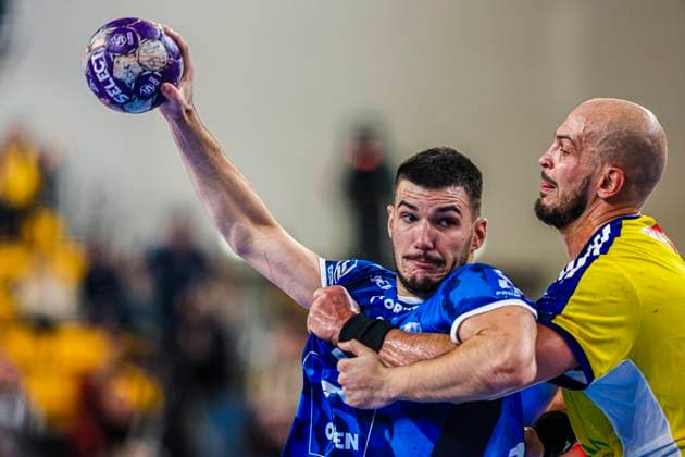 Kielce 19.10.2025 PILKA RECZNA MEZCZYZN 8 KOLEJKA ORLEN SUPERLIGA SEZON 2025 26 --- MEN S HANDBALL TOP LEAGUE DAY 8 MATCH Industria Kielce - Orlen Wisla Plock NZ ARTSEM KARALEK GERGO FAZEKAS FOT. JACEK STANISLAWEK 400mm.pl NEWSPIX.PL --- newspix.pl 
