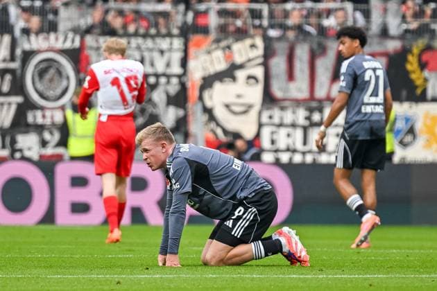 Jonathan Burkardt Eintracht Frankfurt, 09 kneels on the ground and is in pain GER, SC Freiburg Eintracht Frankfurt, Football, Bundesliga, Matchday 7, Season 2025 2026, 19 10 2025 DFL DFB REGULATIONS PROHIBIT ANY USE OF PHOTOGRAPHS AS IMAGE SEQUENCES AND OR QUASI VIDEO GER, SC Freiburg Eintracht Frankfurt, Football, Bundesliga, Matchday 7, Season 2025 2026, 19 10 2025 Freiburg Copyright: xEibner-Pressefoto ThomasxHessx EP_THS