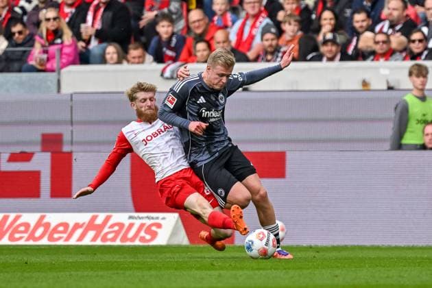Niklas Beste SC Freiburg, 19 graescht grätscht bei Jonathan Burkardt Eintracht Frankfurt, 09 den Ball weg GER, SC Freiburg Eintracht Frankfurt, Fußball, Bundesliga, 7 Spieltag, Saison 2025 2026, 19 10 2025 DFL DFB REGULATIONS PROHIBIT ANY USE OF PHOTOGRAPHS AS IMAGE SEQUENCES AND OR QUASI VIDEO GER, SC Freiburg Eintracht Frankfurt, Fußball, Bundesliga, 7 Spieltag, Saison 2025 2026, 19 10 2025 Freiburg Copyright: xEibner-Pressefoto ThomasxHessx EP_THS