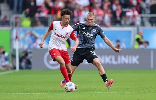 19 10 2025, Soccer Bundesliga, SC Freiburg Eintracht Frankfurt, v l , Derry Scherhant SC Freiburg , Rasmus Kristensen Eintracht Frankfurt DFL DFB REGULATIONS PROHIBIT ANY USE OF PHOTOGRAPHS AS IMAGE SEQUENCES AND OR QUASI VIDEO xdcx Copyright: HMBxMedia Claus