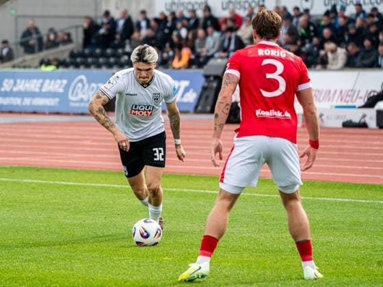 Niklas Koelle SSV Ulm 1846, 32 in duel with Henry Rorig FC Energie Cottbus, 03 , GER, SSV Ulm 1846 vs FC Energie Cottbus, Football, 3 Liga, Season 2025 2026, 19 10 2025, DFB DFL regulations prohibit any use of photographs as image sequences and or quasi video GER, SSV Ulm 1846 vs FC Energie Cottbus, Football, 3 Liga, Season 2025 2026, 19 10 2025 Ulm Copyright: xMichaelxSchmidt Eibner-Pressefotx EP_MST
